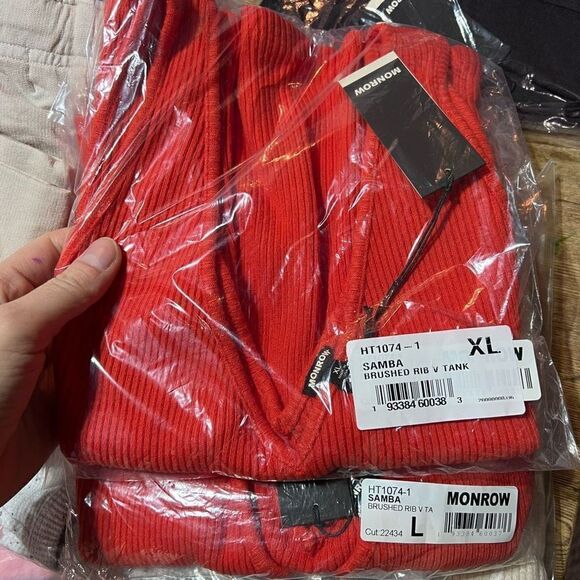 NWT Monrow Samba Red Brushed ribbed V Neck Tank Top Size Large - Picture 2 of 4